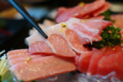 韓国人「高級日本食店で高い金払ったのに…あるものを食べて6週間も歩けなくなった女性…ﾌﾞﾙﾌﾞﾙ」