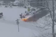 雪かきはシンプルにこれが良い。家の前の雪かきを火炎放射器でやる男。海外の反応