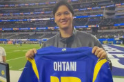 【海外の反応】大谷翔平がまた別のチームのユニフォームを手にする【MLB】