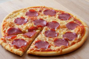 ピザのサラミでハーケンクロイツ（鉤十字）作った店員、速攻で解雇される