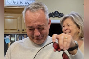 【海外】61歳で初めて色を見る父親の感動的な反応とは？心が温まる瞬間を見逃すな！