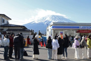 海外「日本の秘境がSNSで観光客に押しつぶされる？富士山とローソン？」