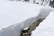 まるでマリオカートのコースじゃん！大きな雪の壁に囲まれた日本の道路が海外で話題に