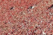 「アメリカの大学フットボールのスタジアムがやばすぎる…」コロナ禍とは信じがたい観客席