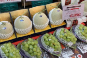外国人「日本で1個4000円のメロンと7000円のブドウが売ってた…」