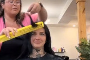 もしも美容師が巨大な「くし」を使い出したら→客は爆笑する