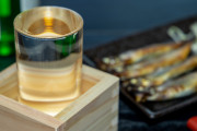 海外「とても日本らしいわね！」日本酒の独特な提供方法が海外で素晴らしいと話題に