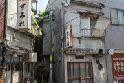 海外「ここが東京の一角だよ、信じられる？」日本の酔いどれ横丁『柳小路商店街』の建物に興味を持つ外国人たち