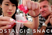 ヒゲのないエリックおじさんと駄菓子を食べてみた！外国人「小さなお菓子一つでも日本のものは美味しそうだね」