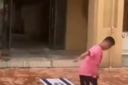 海外「日本国旗とイスラエル国旗を踏むように勧められる中国の子供たち？」