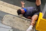 海外「ドラッグをやって雨の中で奇声を上げながら地面を転がる男」