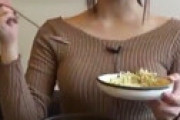 【衝撃】「食べ方がヤバすぎる美女が現れたwww ネット民騒然！」