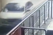 見たことない形の電車だな。駅のホームに間違えて入ってしまう車・・・。海外の反応