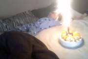 【放送事故】寝ているこの少年の隣でサプライズ誕生日ケーキを用意した結果・・・←これ危険過ぎるわ　　海外の反応