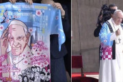 外国人「日本でローマ教皇がアニメ風の法被を着ているぞ！」