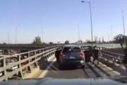 南米で運転中の車が強盗に襲われるも…運転手のとっさの行動が話題を呼ぶ