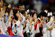 【驚愕】サッカー試合終了後にゴミ拾いを再開した韓国人選手、感動的な行動に注目