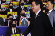 韓国議会の大統領の前で国民が集会「犯罪者が来た」「消えろ」と辛辣なプラカードを向ける