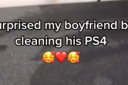 私ってとてもできる彼女でしょ？彼氏のために汚いＰＳ４を掃除してキレイにしてあげる彼女。海外の反応