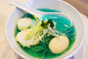 【海外】青いラーメンだと？！東京で食べる事ができる摩訶不思議な青いラーメンに対する海外の反応