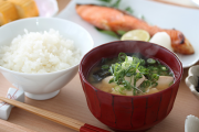 海外「味付けがぼんやりで物足りない」日本食って言うほど美味いか？