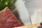 「日本は食べ物が安い！」築地で300円で食べられる刺身に世界が騒然！（海外の反応）