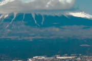 海外「いつ見てもほぼ雲がかかっているような気がします…」電車から見る富士山の映像（海外の反応）