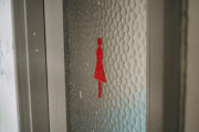 海外「日本はこういう部分だけは遅れているよね」とある公衆トイレのマークが外国人の間で物議に