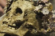 画像：陶器の花冠を被せられ埋葬された少女 紀元前300～400年ギリシャ【海外の反応】