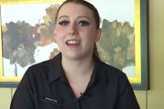 【海外】カップルの心温まる行動に感動！ウェイトレスが涙する“超大盛りチップ”の真相とは？