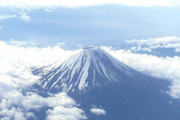 海外「日本は空想世界なのか？飛行機から見る富士山が美しすぎる！」成田空港から飛行機に乗るときは絶対に窓際の席をとる、その理由がこれだ