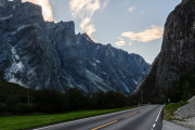 カナダ人「お前らの国には絶景が見れる高速道路ってある？」