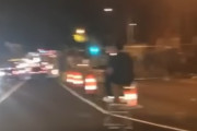 ヘイヘイ！夜の公道を椅子で爆走する男