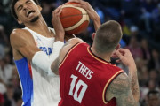 海外「審判がまた助けた」パリ五輪バスケでフランスが決勝に進出して海外大激怒！（海外の反応）