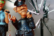 アメリカ人「うちの町にある警官の標識は笑えない…」