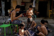 海外「暑すぎて息ができない。フィリピンで異常熱波、体感47度で学校閉鎖」