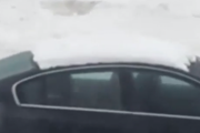 仲間の力は偉大なり。ピンチ！大雪で進まなくなった車をチームワークで危機回避。海外の反応