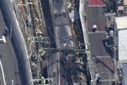 海外「乗客に死者がいないのが凄いな」 京急線で脱線事故。トラックが踏切に突っ込む。