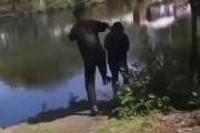 【おまいう】高齢者を川に蹴り飛ばす動画をSNSに上げた少年が謝罪「人は誰しも過ちを犯すものだ」