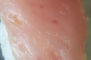 外国人「寿司を買ったらマグロに謎の赤い点がある、何なのこれは？」