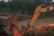 バックホーの運転手「もうちょっとだな！！あれっ・・・うわぁぁぁぁ！！！！！！」