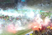 海外「フランス、サッカーのフィールドに乱入して暴動を起こす未開なサッカーファン達」