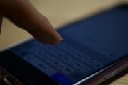 入浴中、付き合っている彼女にスマホに入っていた亡き元妻の画像を全部削除された男性