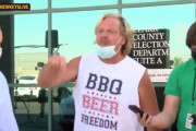 米大統領選の不正を訴える男性が着ていたシャツが海外で話題に（海外の反応）