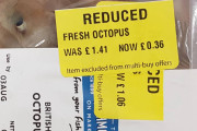 「なんてこと！」生のタコを55円で販売した英のスーパーに批判殺到！(海外の反応)