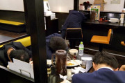 海外「日本のサラリーマンの辛さがわかる写真がコレ」マナー的にどうなの？ お店から強制的に出されたりしないのかな？