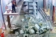 オノノノノン！便器製造工場で棚が壊れ、便器がドミノ倒し状態となり全滅