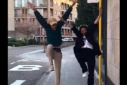 異国の人と一瞬にして仲良くなる男性「あなたのお気に入りのダンスの動きは？」と尋ねて一緒に踊る