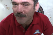 「宇宙で涙は頬を伝わない。」宇宙ステーションからYoutubeへ 海外の反応