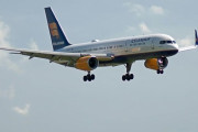 「5人家族全員が同じ旅客機で勤務…父、母、娘3人のファミリー写真がすごい！」アイスランド航空